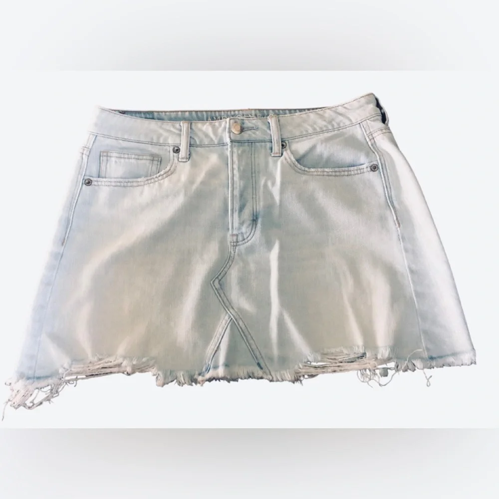 AE Mid Rise Curvy Denim Mini Skirt Size 8 W/Fringe Hem Button-Fly Light Wash